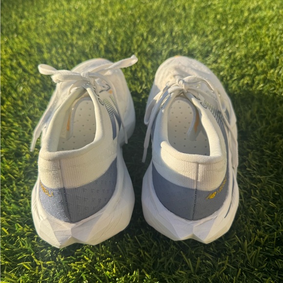 New Balance Women's FuelCell Rebel V4 'White Grey' WFCXCM4 Running Size 8.5 - Picture 3 of 6